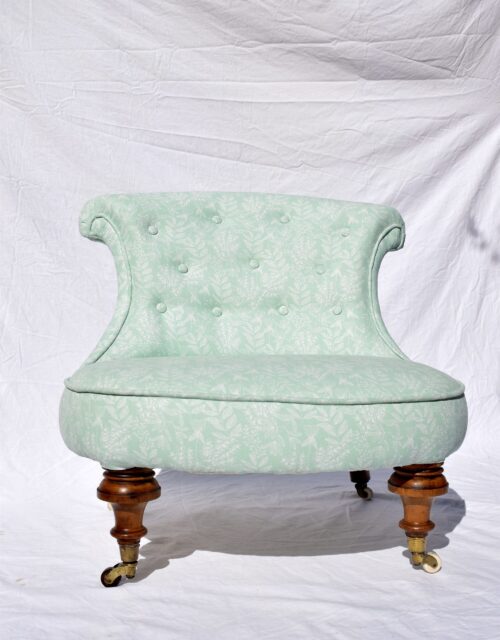 ENGLISH VICTORIAN NURSING CHAIR, CIRCA 1870s