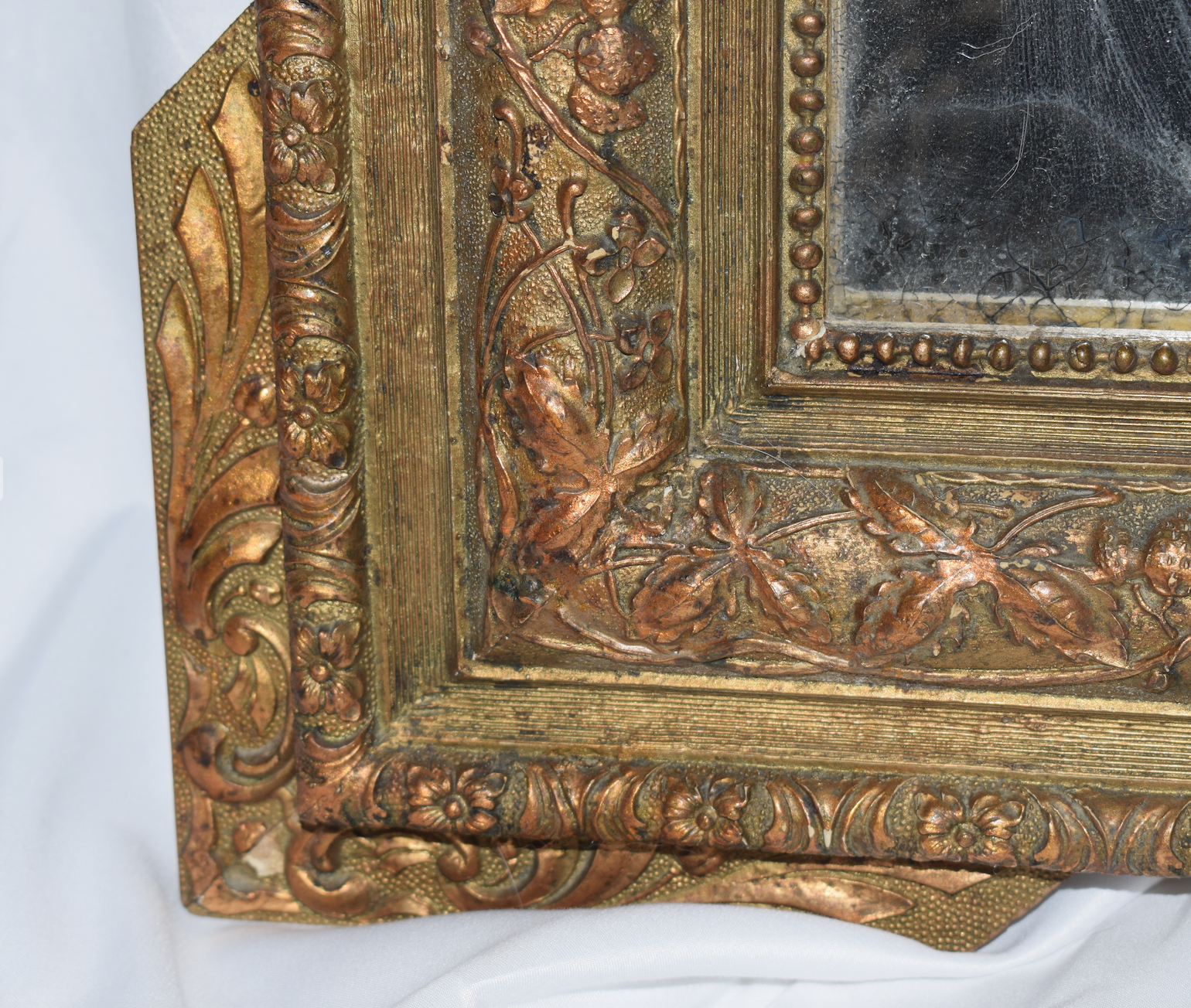A FRENCH NAPOLEON III GILT GOLD STUCCOED MIRROR - Image 7