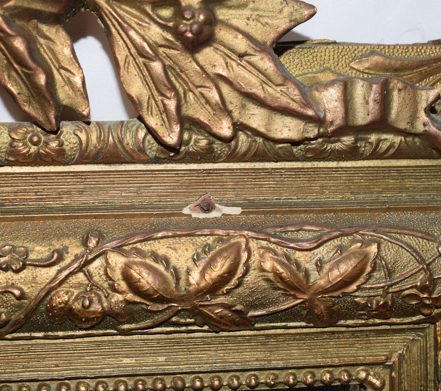 A FRENCH NAPOLEON III GILT GOLD STUCCOED MIRROR - Image 8