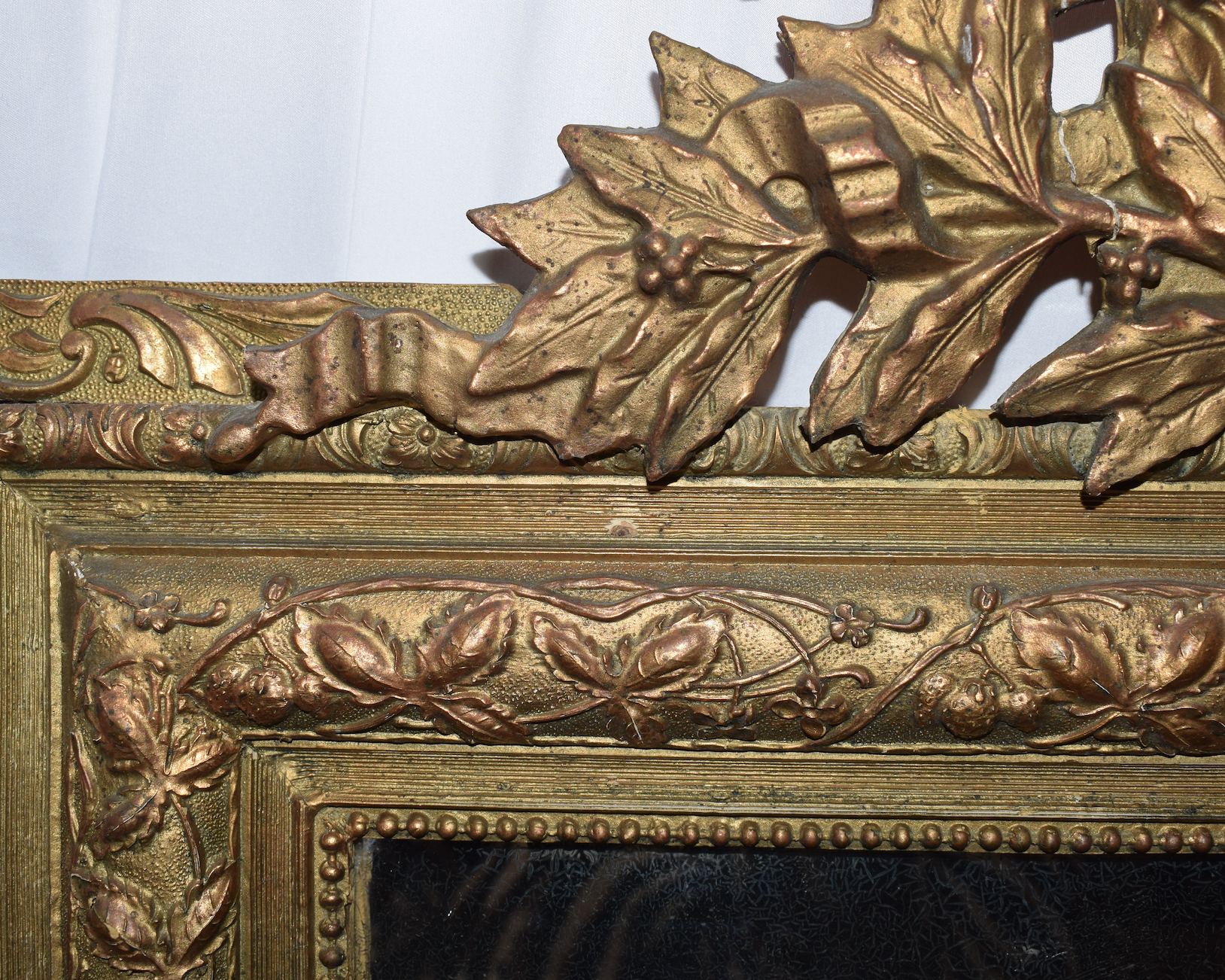 A FRENCH NAPOLEON III GILT GOLD STUCCOED MIRROR - Image 9