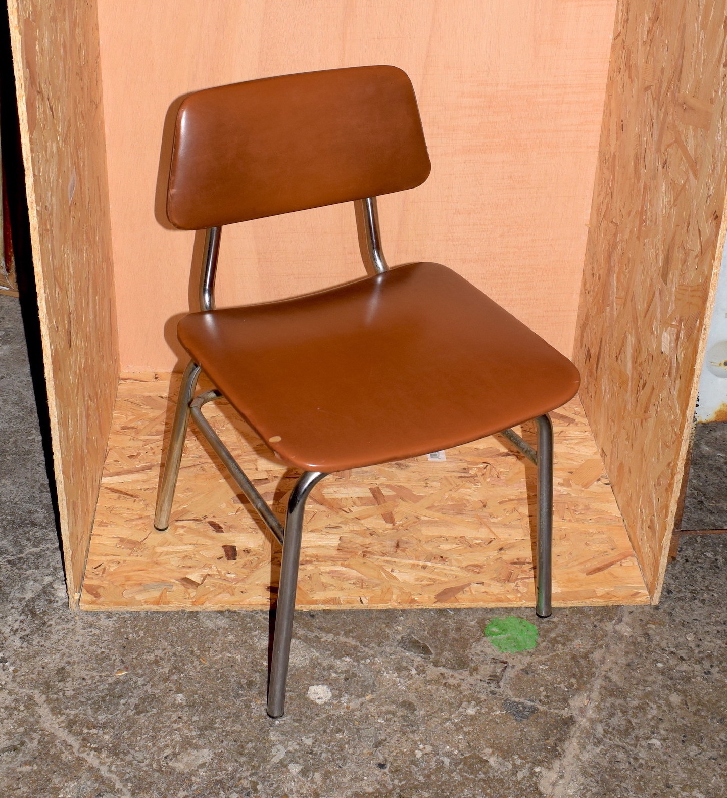 MID-CENTURY INDUSTRIAL CHROME & BROWN VINYL CHAIR, CIRCA 1960s