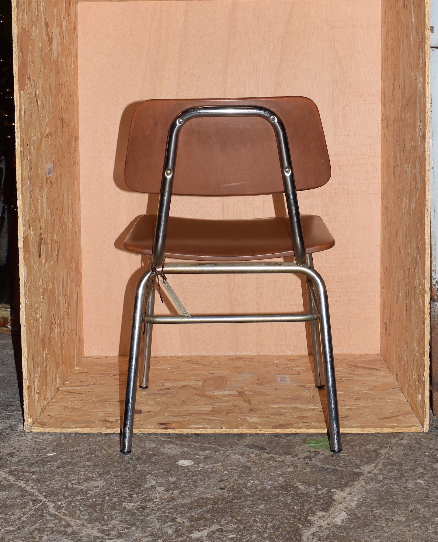 MID-CENTURY INDUSTRIAL CHROME & BROWN VINYL CHAIR, CIRCA 1960s - Image 3