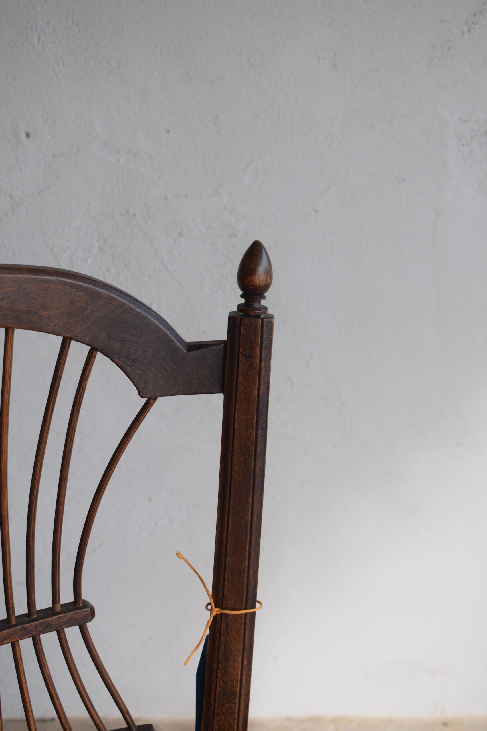 A PAIR OF 1930s FRENCH DINING CHAIRS WITH RUSH SITTING - Image 7