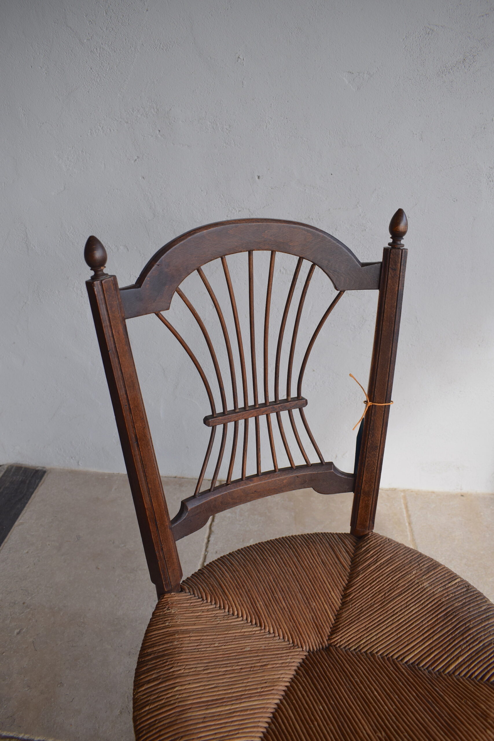 A PAIR OF 1930s FRENCH DINING CHAIRS WITH RUSH SITTING - Image 6