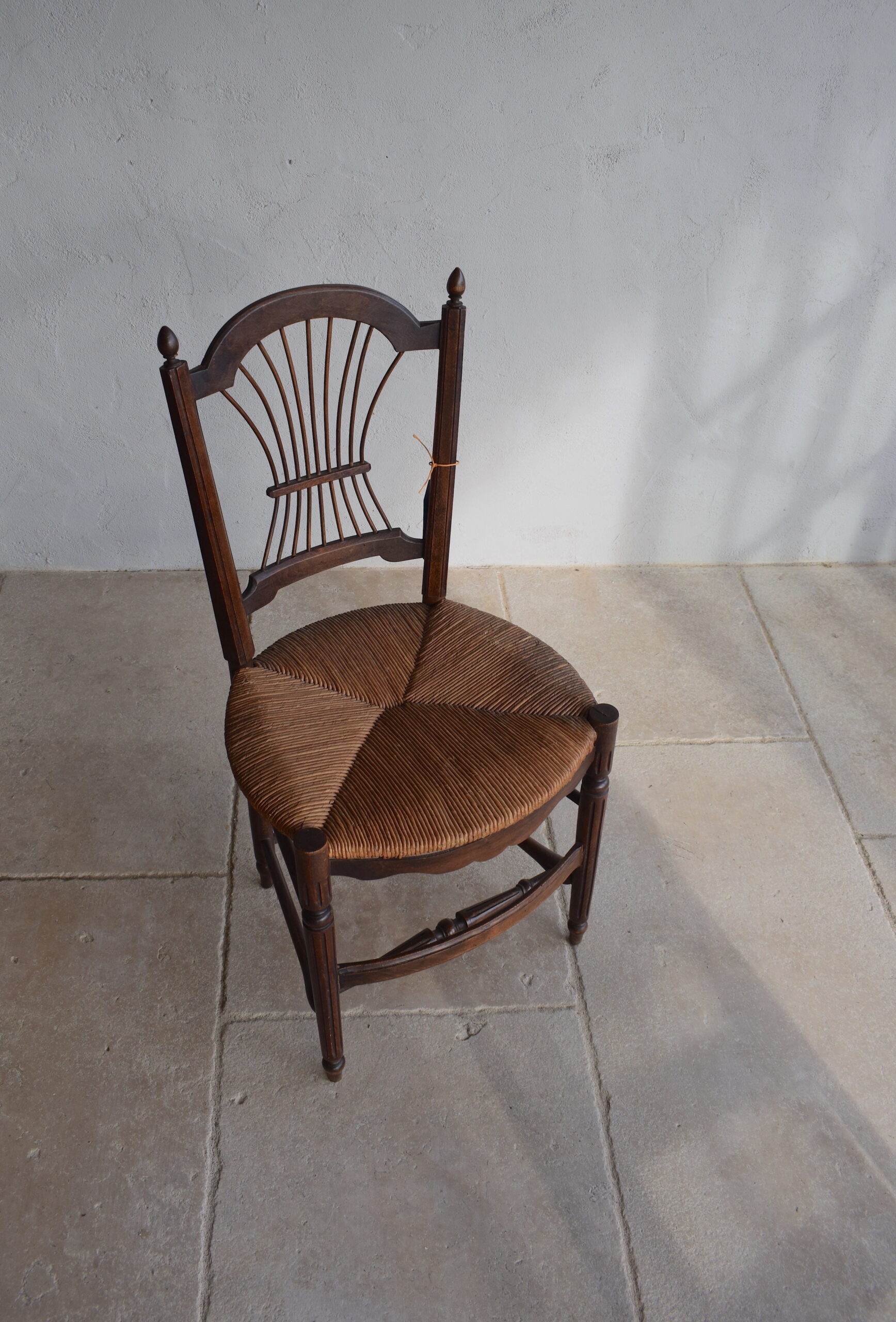 A PAIR OF 1930s FRENCH DINING CHAIRS WITH RUSH SITTING - Image 5